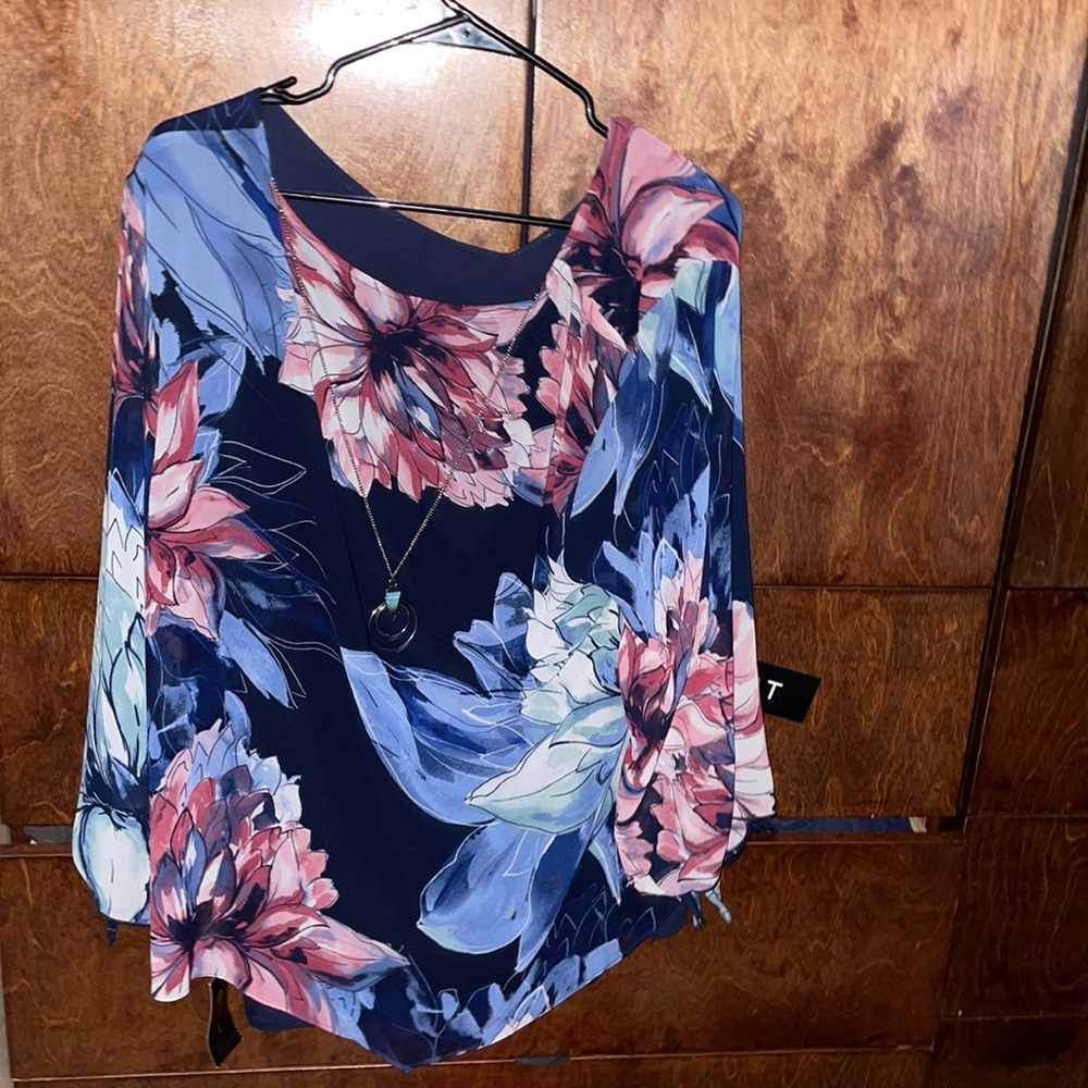 Nice dressy casual shirt for women, brand new with tags.size xxl.
